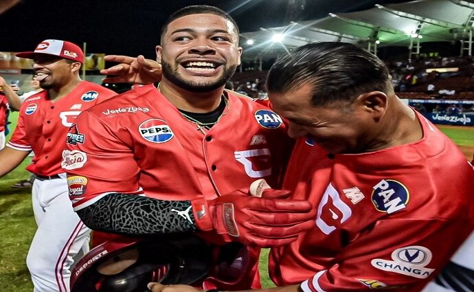 Jonrón histórico deja al Magallanes en el terreno y Tigres sigue imparable