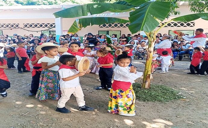 Más de mil 300 estudiantes danzan "La Llora" en encuentro pedagógico