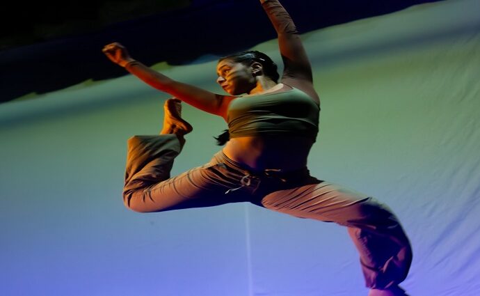 Margarita se mueve al ritmo de la danza