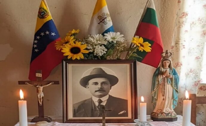 Altares con banderas para celebrar a los nuevos santos venezolanos