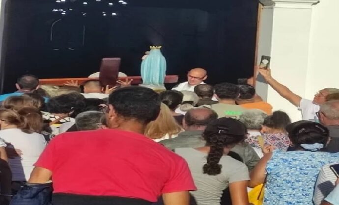 Los Robles inicia las Fiestas de la Virgen del Pilar con su Bajada