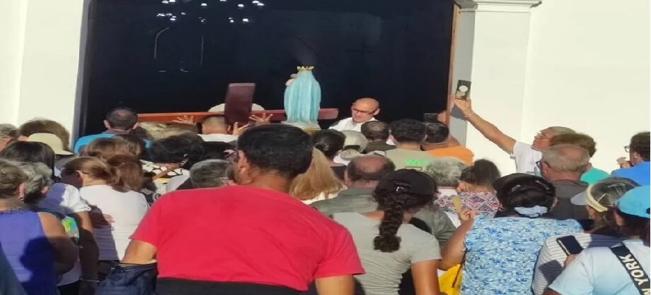 Los Robles inicia las Fiestas de la Virgen del Pilar con su Bajada