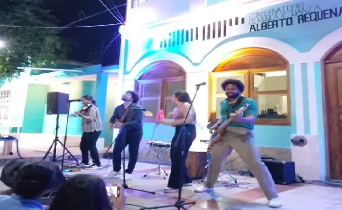 La música de Cayiao retumbó en Los Robles
