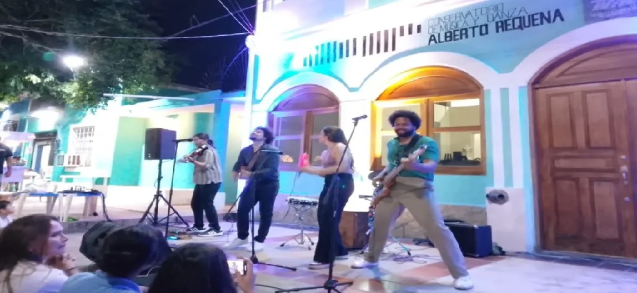 La música de Cayiao retumbó en Los Robles