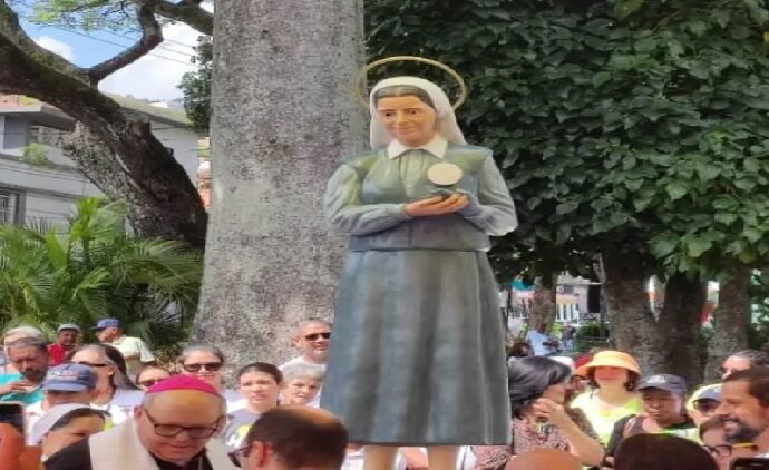 Baruta devela escultura de Santa Carmen Rendiles