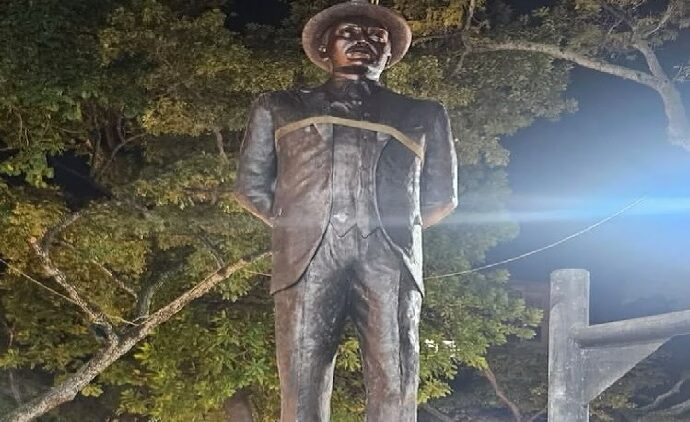 Instalada estatua de José Gregorio Hernández en plaza La Candelaria