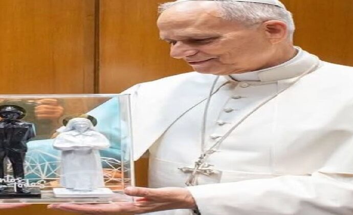 Papa recibe imágenes de José Gregorio y Carmen Rendiles