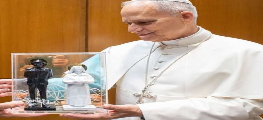 Papa recibe imágenes de José Gregorio y Carmen Rendiles