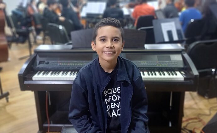 Samuel Abraham recibe distinción por el Día del Músico