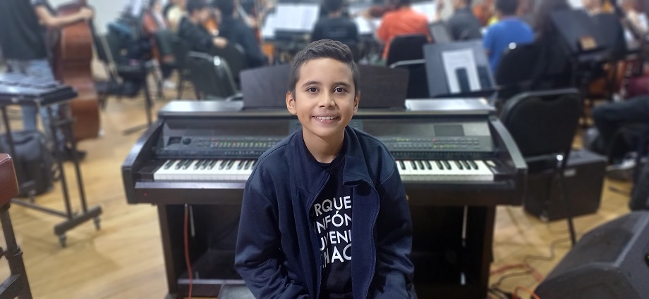 Samuel Abraham recibe distinción por el Día del Músico