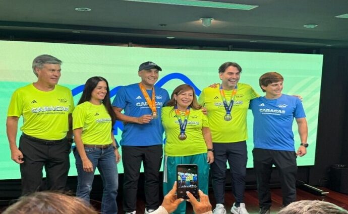 Reveladas las camisetas y medallas de la décima edición del maratón CAF