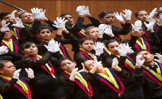 Coro de Manos Blancas y Lara Somos en el Teatro Juares
