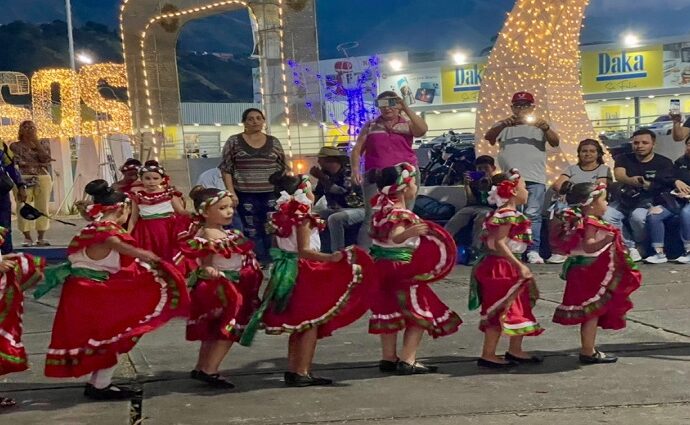 Parrandones navideños llenan de alegría la Plaza La Bandera de Valera