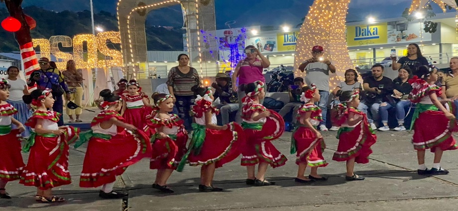 Parrandones navideños llenan de alegría la Plaza La Bandera de Valera