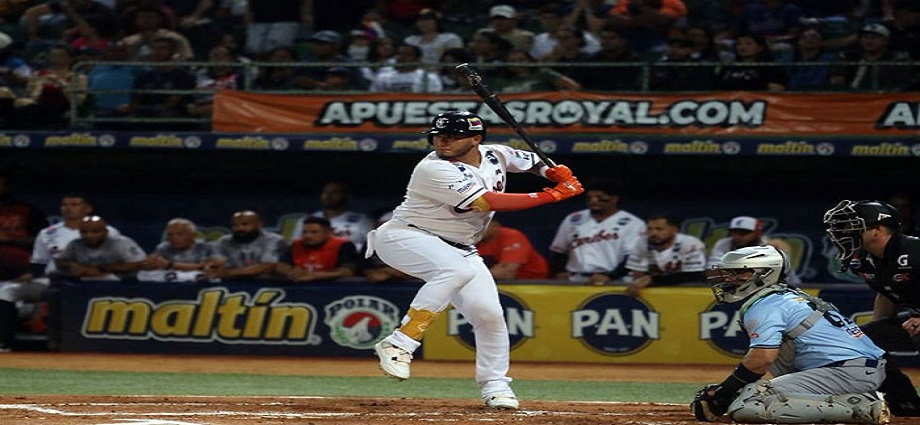 Caribes barre en noche de empates en la cima