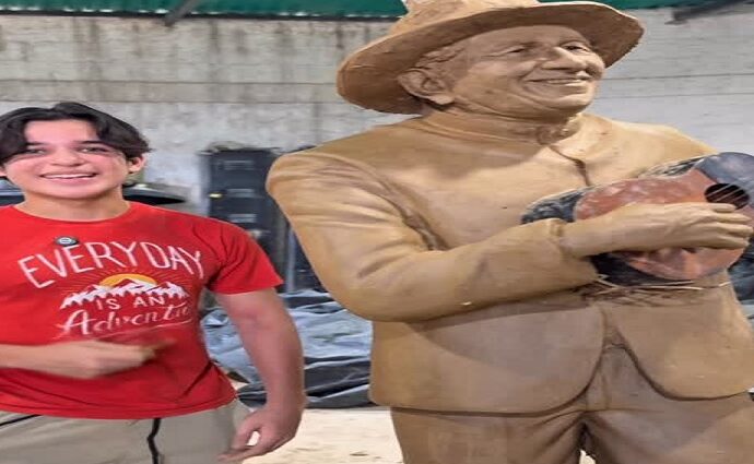 Josué Benjamín rinde homenaje al "Tío Simón" con una nueva escultura
