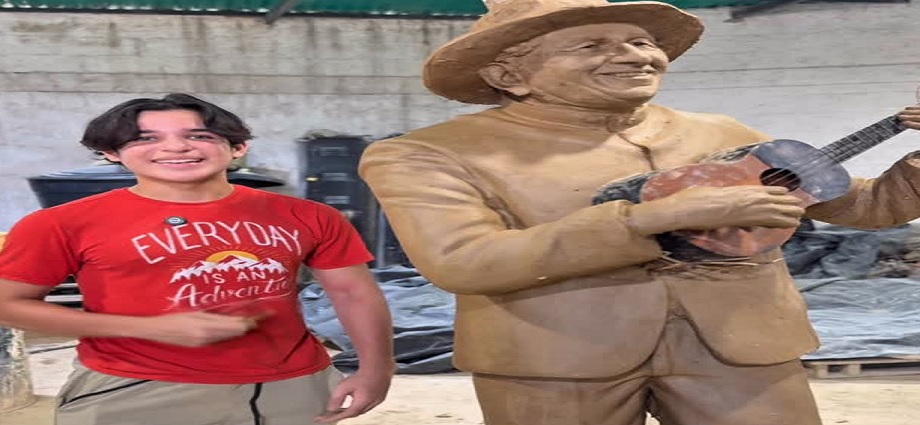 Josué Benjamín rinde homenaje al "Tío Simón" con una nueva escultura
