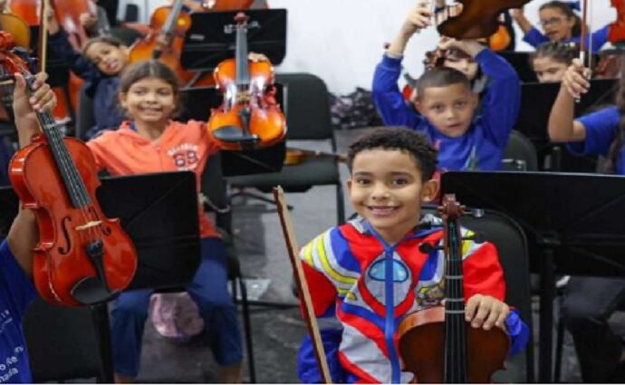 China dona 591 instrumentos musicales a El Sistema