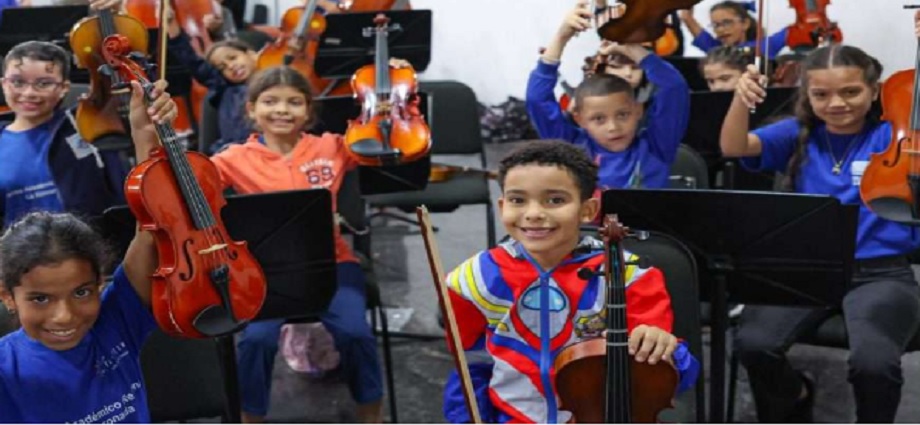 China dona 591 instrumentos musicales a El Sistema