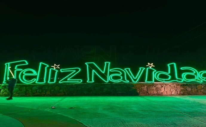 Brillo de luces dan la bienvenida a la Navidad en Santa Ana