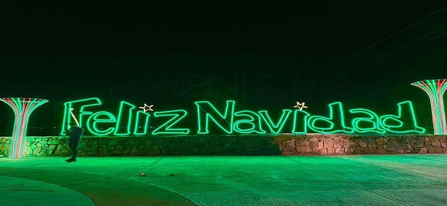 Brillo de luces dan la bienvenida a la Navidad en Santa Ana