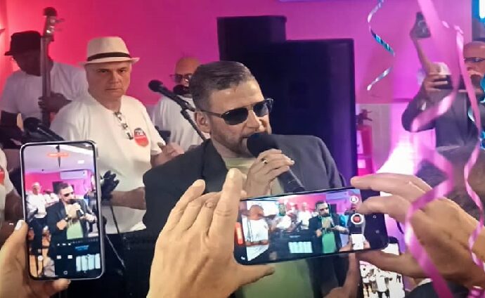 Enrique Barrios revive sus éxitos con el mix "Mis Recuerdos"