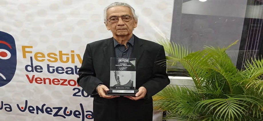 Víctor Villavicencio recibe el Premio Especial Rafael Briceño 2025