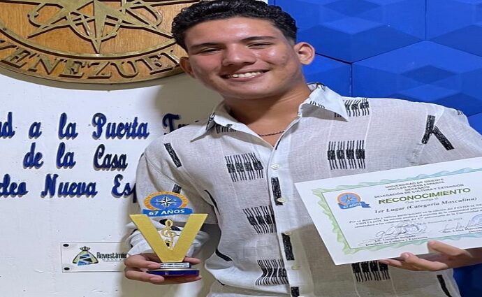 Jaime Cova conquistó el Festival de la Voz UDISTA 2025