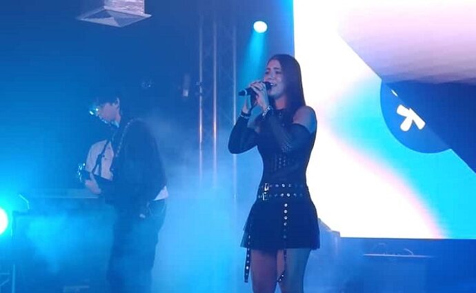 Cori Adrianza estrena "En un 2x3"