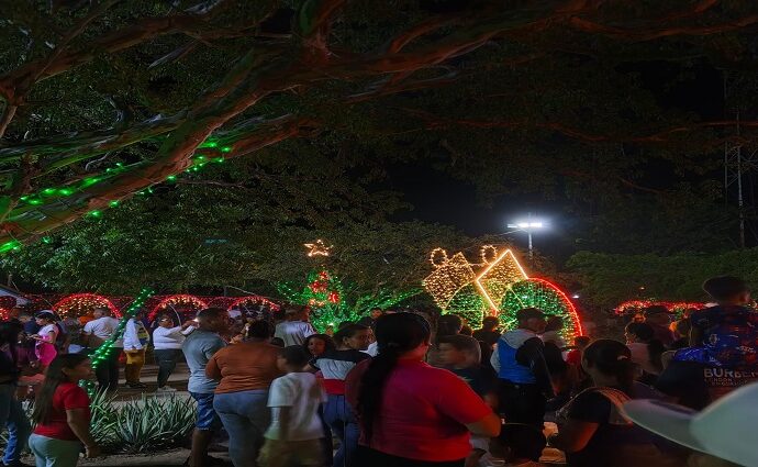 Boca del Pozo realizó su primer encendido de luces de Navidad
