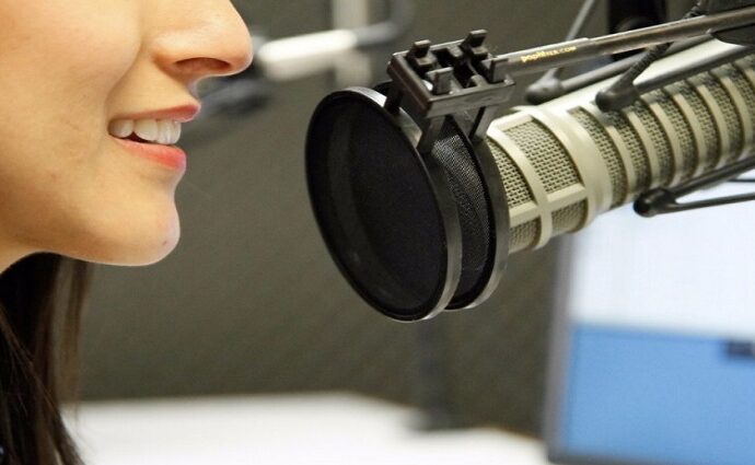 Locutor: La voz que educa, informa y entretiene