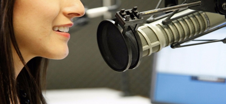 Locutor: La voz que educa, informa y entretiene