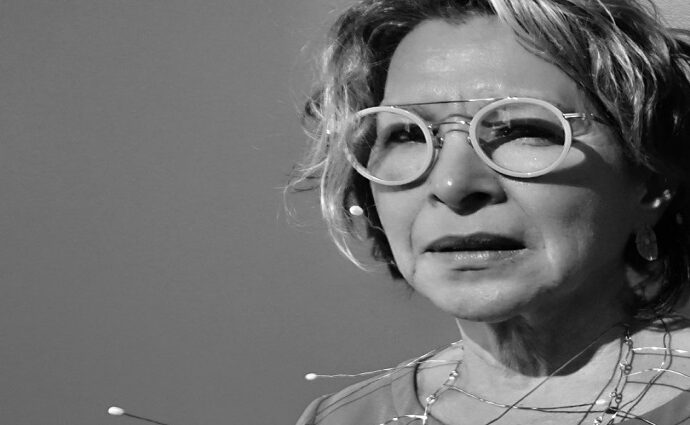 Flor Areinamo convierte neuronas en "Atavío Corpóreo"