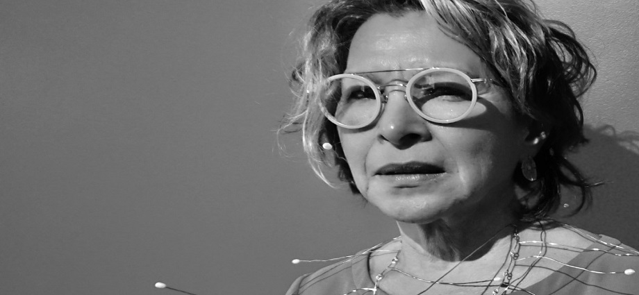 Flor Areinamo convierte neuronas en "Atavío Corpóreo"