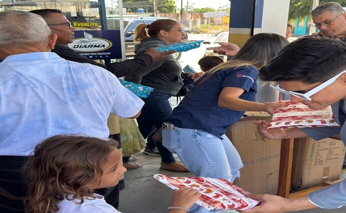 Juanfe ilumina la Navidad de los niños en Maracaibo
