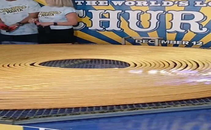 Churromanía rompe el Guinness con el churro más largo de la historia