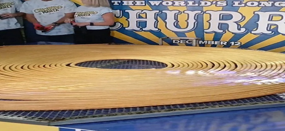 Churromanía rompe el Guinness con el churro más largo de la historia
