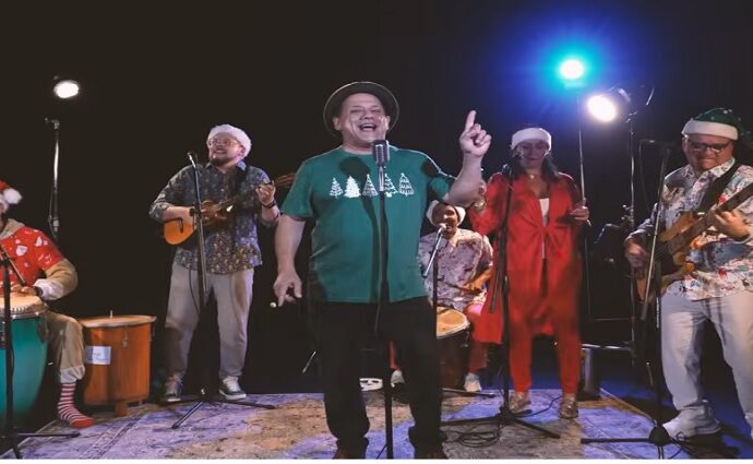 Emilio Lovera le canta a la Navidad