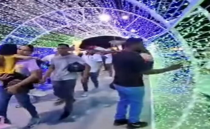 Dimensión Latina encendió la Navidad en Porlamar