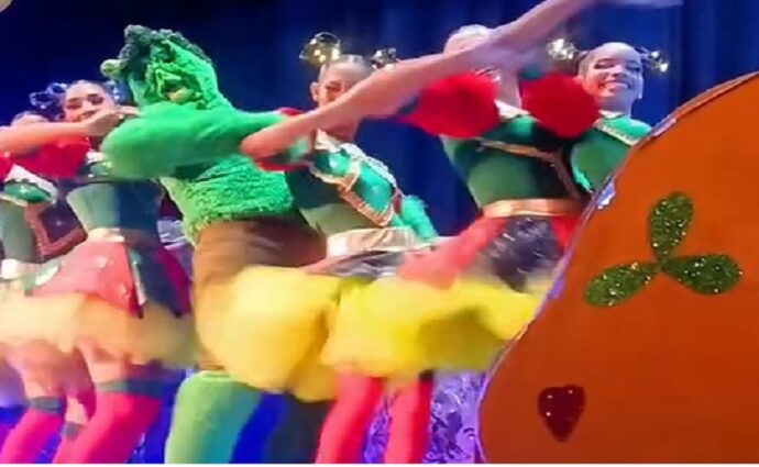Danzas Renacer cautiva a Juangriego con el "Señor Grinch"