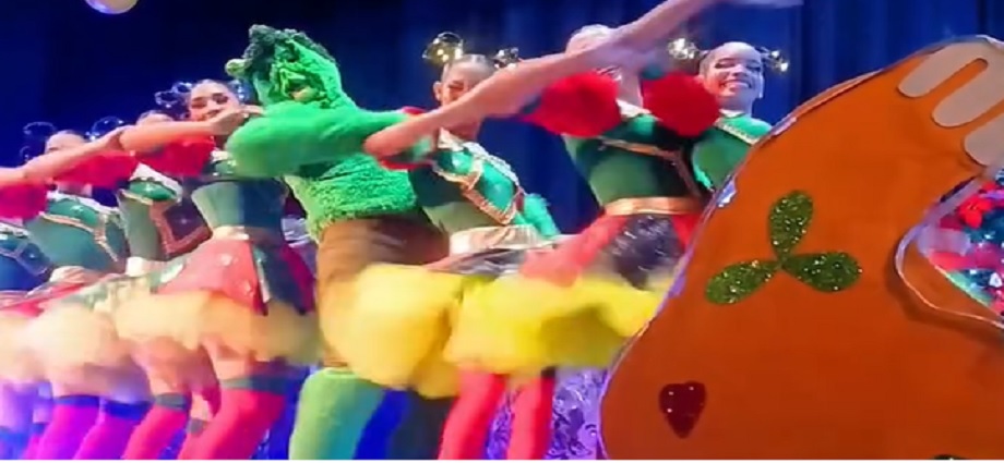 Danzas Renacer cautiva a Juangriego con el "Señor Grinch"