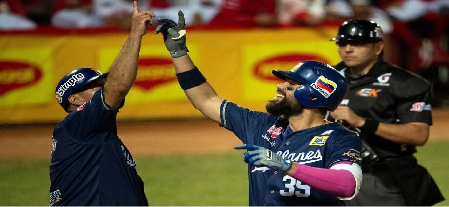 Renato Núñez guía a Navegantes y Águilas dan un mazazo a Leones