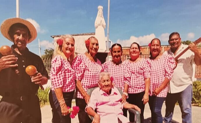 Sol y Sereno: Una Mina de voces o una mata de cayena con lindas flores