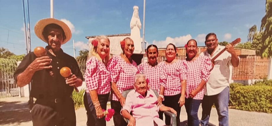 Sol y Sereno: Una Mina de voces o una mata de cayena con lindas flores