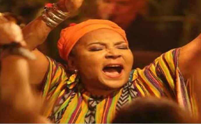 Trina Medina rinde homenaje a Celia Cruz