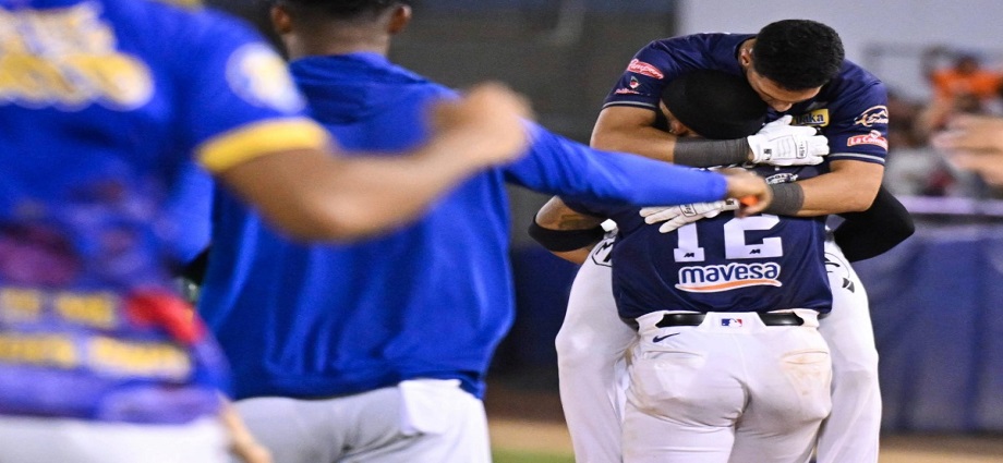 Magallanes obra otro milagro y Caribes pone un pie en la final