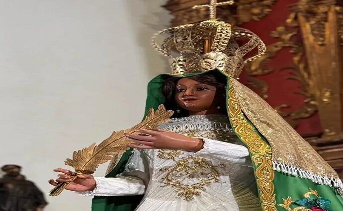 La Virgen de la Paz desciende de su altar en una ceremonia de fe y entrega