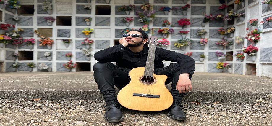 Caballero Carli exorciza el duelo con "Vida Gris"