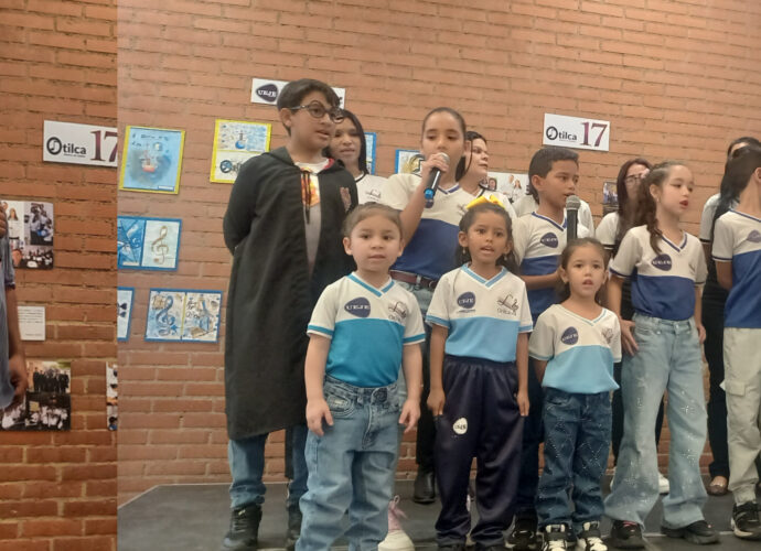 Estudiantes de la UEJE y profesores en la inauguración de la Expo Otilca 17 años en Sambil Margarita.