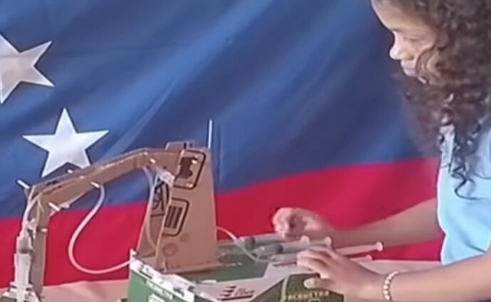 Estudiante venezolana revoluciona las redes con una garra hidráulica de cartón